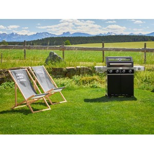 Rösle Gasgrill Videro G4-S Vario+ mit 4 Brennern und Seitenbrenner vor Bergkulisse.