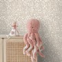 ESTAhome Vliestapete Blumen Hellbeige. Dekorative Tapete mit zartem weißen Blumenmuster, ideal für Kinderzimmer.