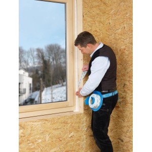 Handwerker verklebt Fensterrahmen mit Siga Corvum Dichtband. Dämmstoffzubehör für luftdichte Fenster.
