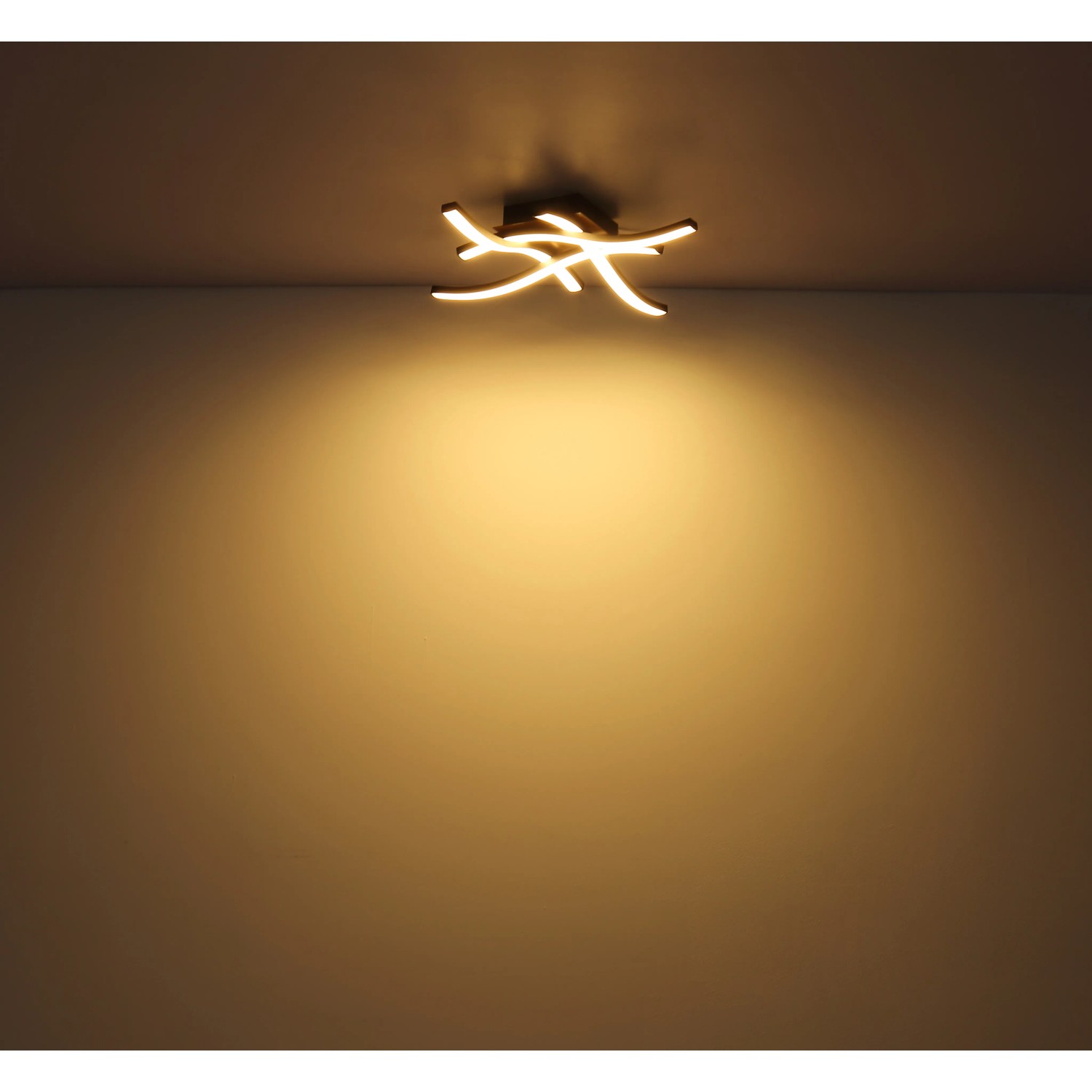 Moderne LED Deckenleuchte Evita, 43 cm, in Schwarz/Holzoptik mit warmweißem Licht.