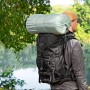 Person mit Rucksack und Bestway Luftmatratze ComforTrek beim Camping.