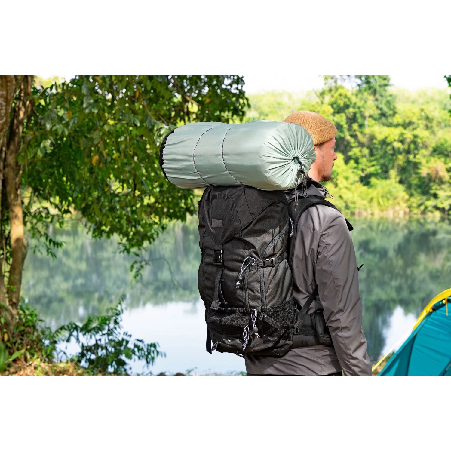 Person mit Rucksack und Bestway Luftmatratze ComforTrek beim Camping.