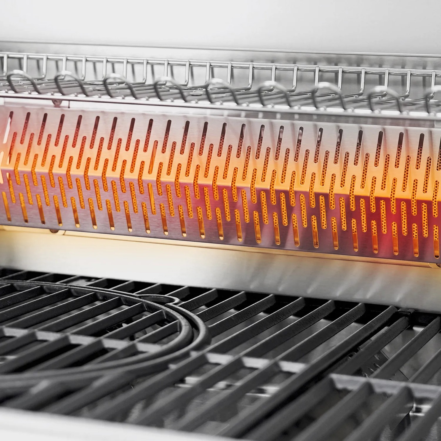 Detailaufnahme des Taino Platinum Yamara Gasgrills mit Sear-Burner in Betrieb.