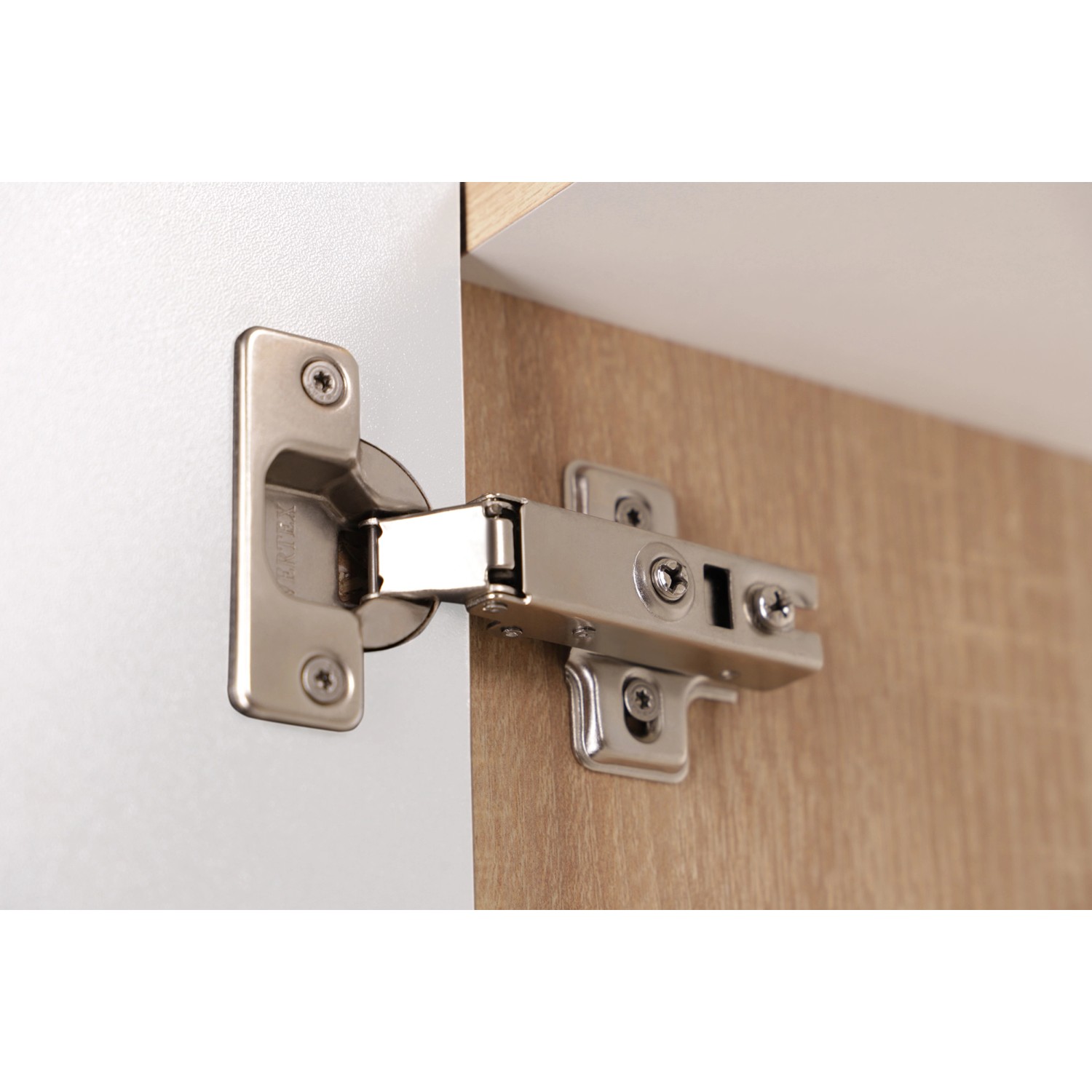 Detailaufnahme: Scharnier einer weißen Respekta Küchenmöbel-Tür.