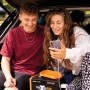 Cross Tools Travelbox 500+ im Einsatz: Camping Stromversorgung zum Aufladen von Geräten im Auto.