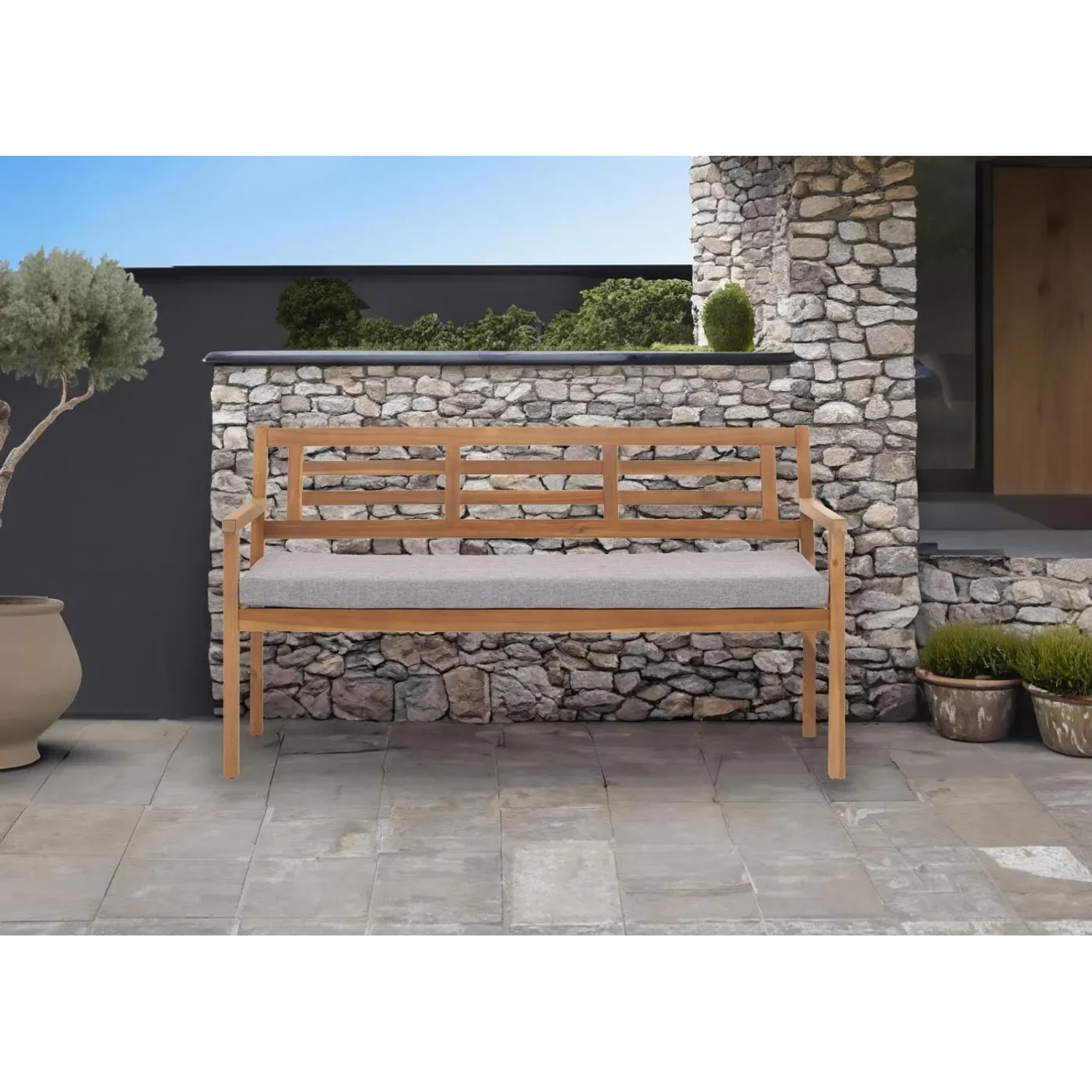 MCW Gartenbank N47 aus Akazienholz mit creme-beigem Kissen. Gartenmöbel für Terrasse und Garten.