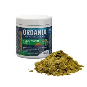 Oase Organix Veggievore Flakes Fischfutter im Behälter und als Schüttgut.