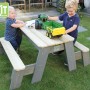 EXIT Aksent Sand-, Wasser- und Picknicktisch mit 2 Bänken im Garten mit spielenden Kindern.