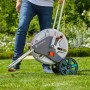 Gardena CleverRoll M Metall Schlauchwagen im Einsatz auf Rasen.