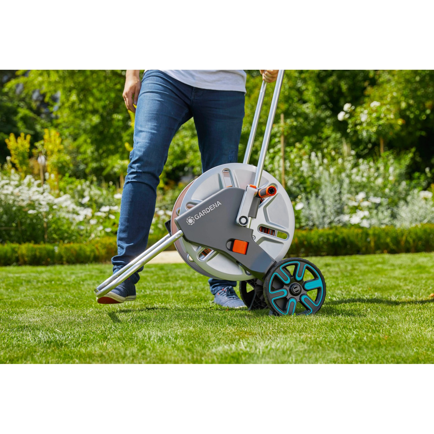Gardena CleverRoll M Metall Schlauchwagen im Einsatz auf Rasen.