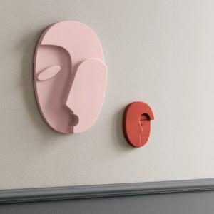 Zwei abstrakte Wandobjekte, bemalt mit Alpina Feine Farben Lack No. 22 Befreiter Feuervogel® Rot, edelmatt.