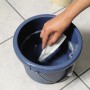 LUX Fugenglätter Universal im Eimer mit Wasser, Fliesenleger Werkzeug für saubere Fugen.