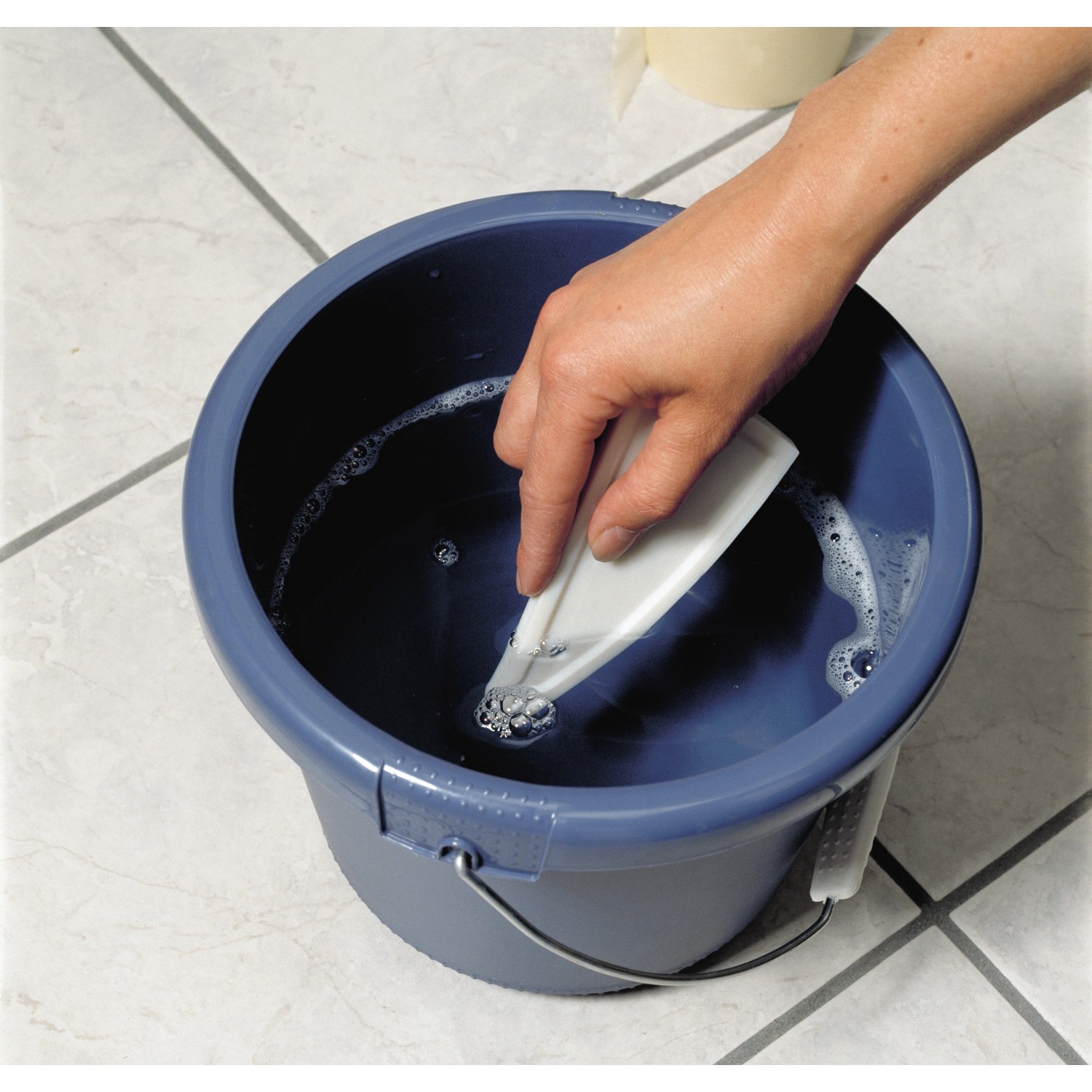 LUX Fugenglätter Universal im Eimer mit Wasser, Fliesenleger Werkzeug für saubere Fugen.