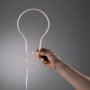 Hand hält Paulmann Neon Colorflex LED-Streifen in Glühbirnenform, USB-Anschluss.