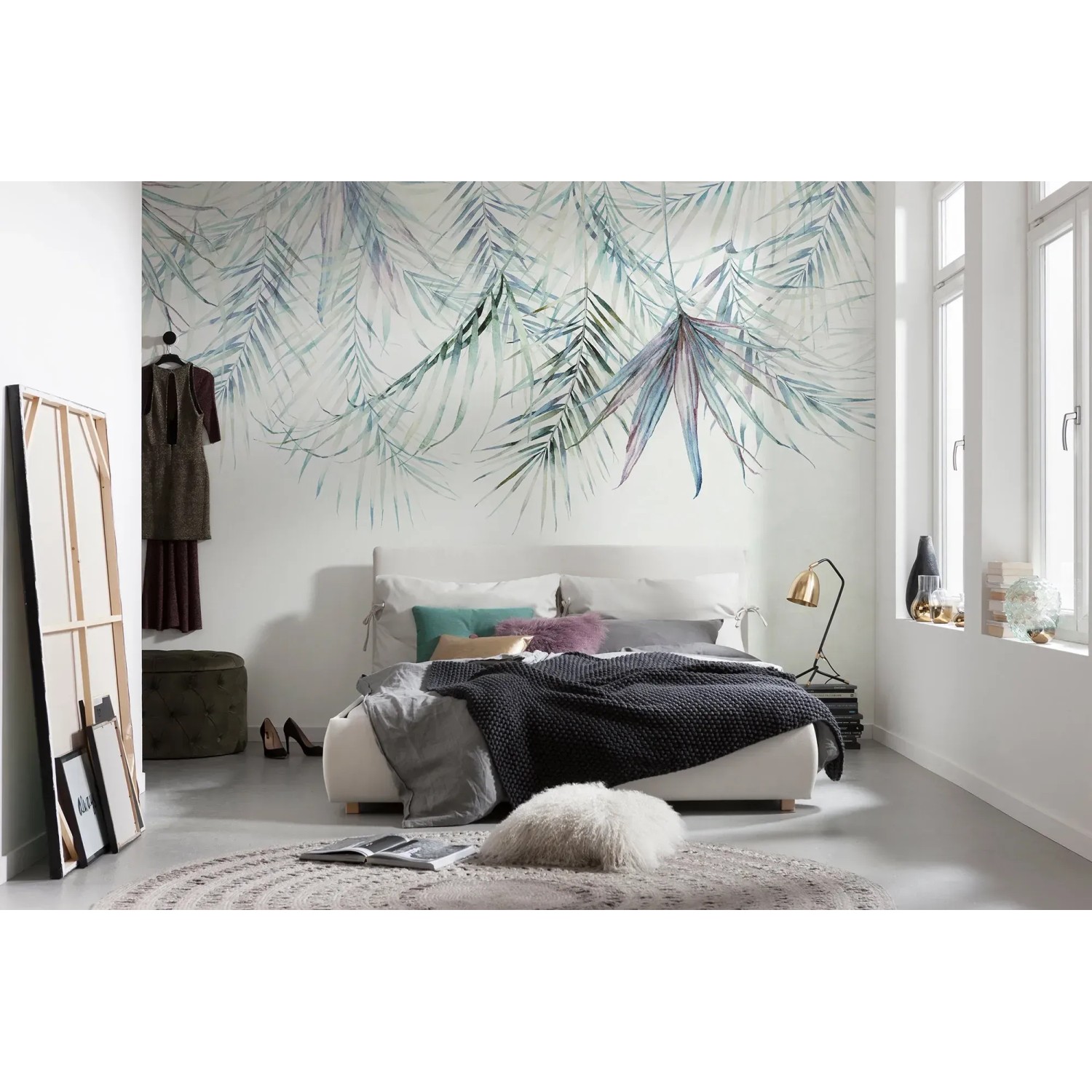 Schlafzimmer mit Komar Vliestapete Palm Spring (350x250 cm) mit Palmenmuster.