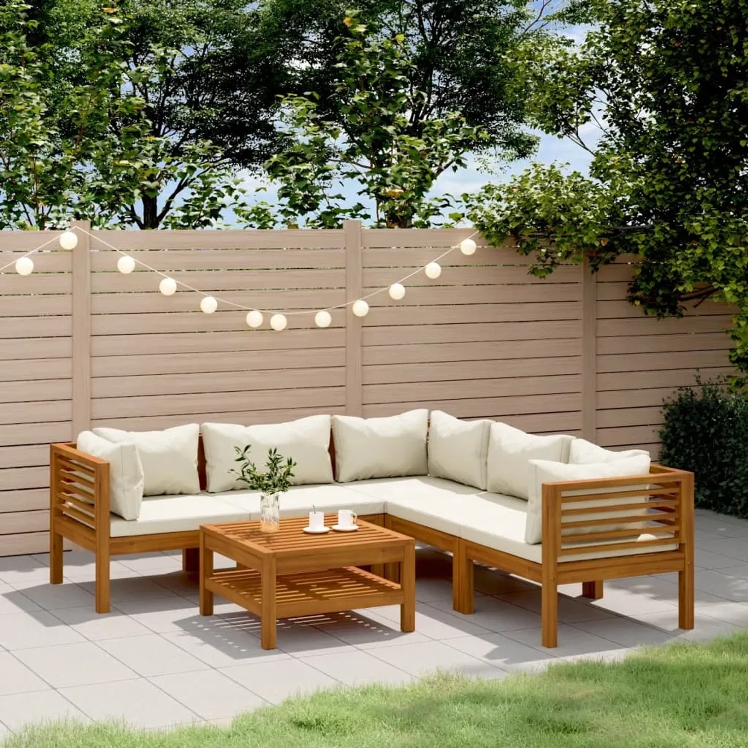 6-teiliges Garten-Lounge-Set aus Akazienholz mit cremefarbenen Kissen.