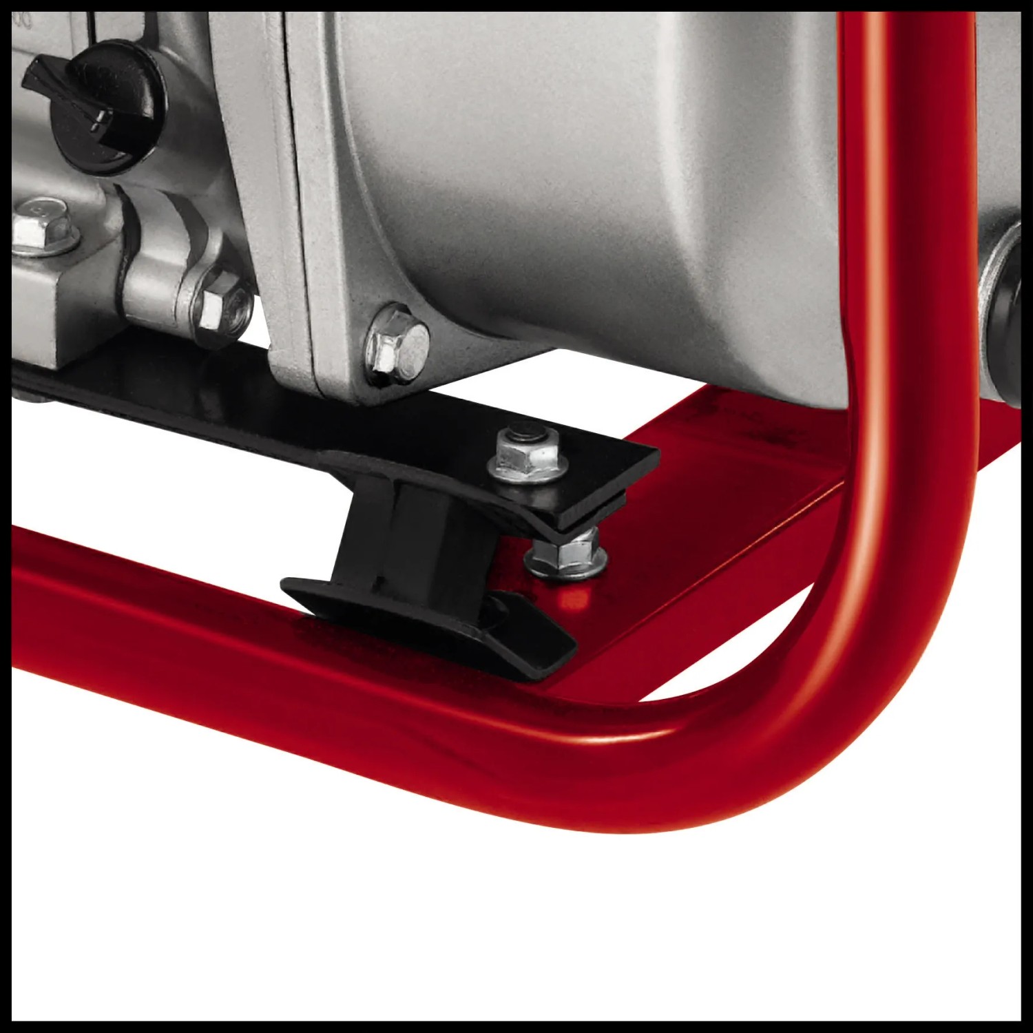 Detailaufnahme der Einhell GE-PW 46 Benzin-Wasserpumpe, Fokus auf Rahmen und Motorbefestigung.