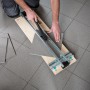 wolfcraft Fliesenschneider TC 610 W in Nutzung: Fliesen schneiden leicht gemacht.