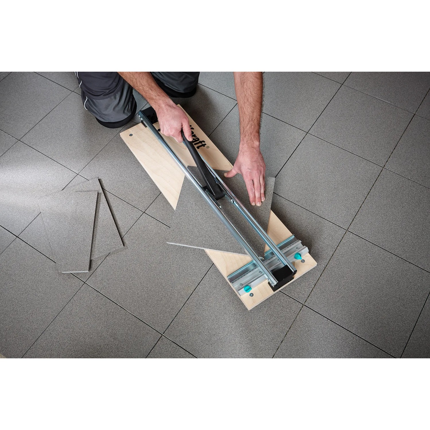 wolfcraft Fliesenschneider TC 610 W in Nutzung: Fliesen schneiden leicht gemacht.