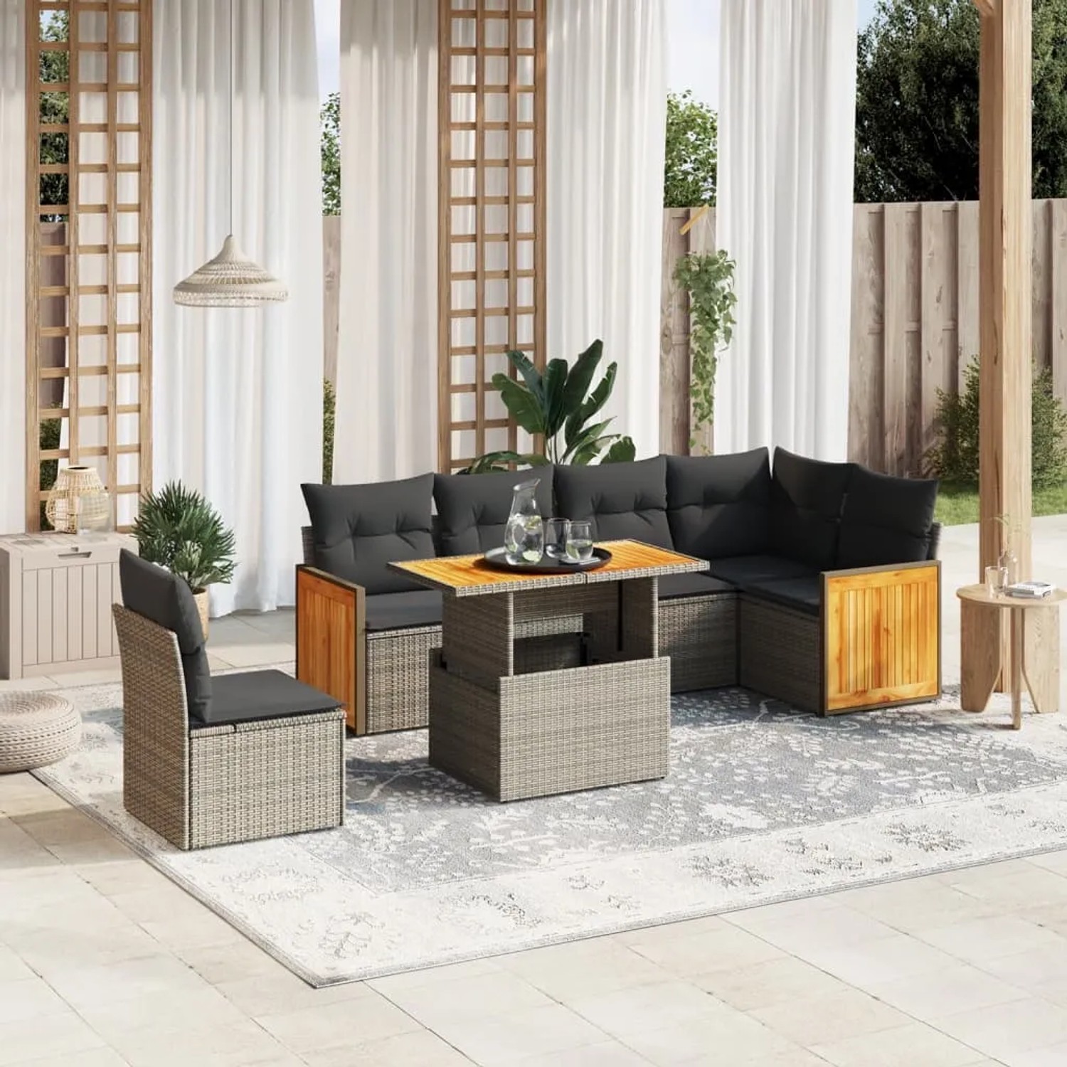 7-teilige graue Garten-Sofagarnitur aus Polyrattan mit Tisch und Kissen für Terrasse und Garten.