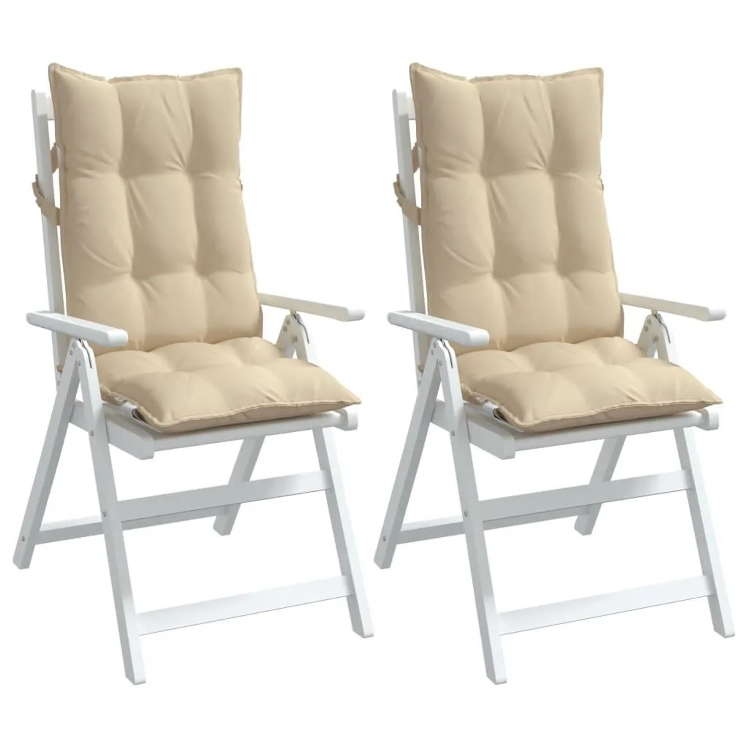 Zwei beige Hochlehner-Auflagen aus Oxford-Gewebe, gesteppt, auf weißen Gartenstühlen. Ideal für Sitzkissen.