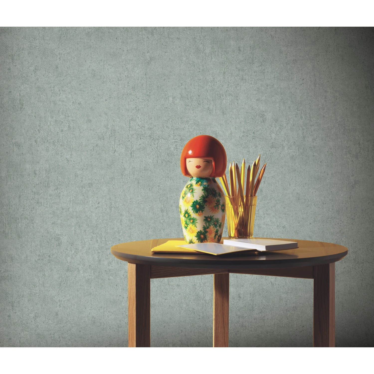 Erismann Vliestapete Play of Light Savanna Grün an Wand, mit Tischdeko.