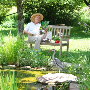 Relaxdays Reiher Gartenfigur 2er Set Kunststoff Grau Schwarz Rot Abschreckend mit Spieß 73,5 cm x 12,5 cm x 44,5 cm 1,1 kg