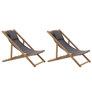 Zwei graue Beliani Gartenliegen aus hellem Holz mit Kopfstütze.