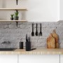 Schwarzer Relaxdays Messerblock aus Kunststoff mit Messern auf einer Küchenarbeitsplatte. Praktischer Besteckkasten.