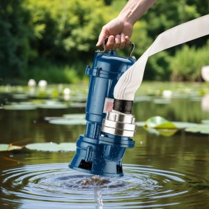 Blaue Wiltec Schmutzwasser Tauchpumpe mit Schlauch wird in Teich gesenkt, pumpt Wasser. Ideal für Keller & Pool.