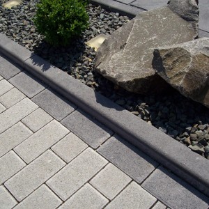 Anthrazit Tiefbordstein (100x20x8 cm) als Wegeinfassung und Beetbegrenzung.