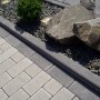 Anthrazit Tiefbordstein (100x20x8 cm) als Wegeinfassung und Beetbegrenzung.