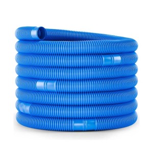 Aufgerollter, blauer poolomio Poolschlauch (9,9m) mit Trennmuffen für Poolreinigung.