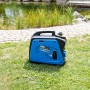 Güde Inverter Stromerzeuger ISG 2000-2 Benzin auf Rasen vor Teich, blau-schwarz, mit Tragegriff.
