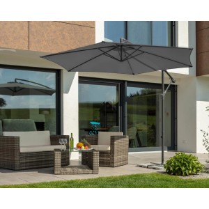 Anthrazitfarbener Schneider Ampelschirm (Ø 300 cm) mit Neigungsfunktion über einer Sitzgruppe.