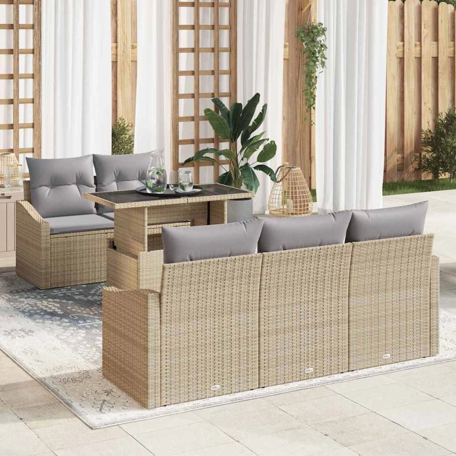 Beiges 6-tlg. vidaXL Garten-Sofa-Set aus Poly Rattan mit Tisch und grauen Kissen.