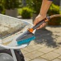 Gardena Cleansystem Handbürste Hard M mit Schlauchanschluss beim Reinigen einer Schubkarre.