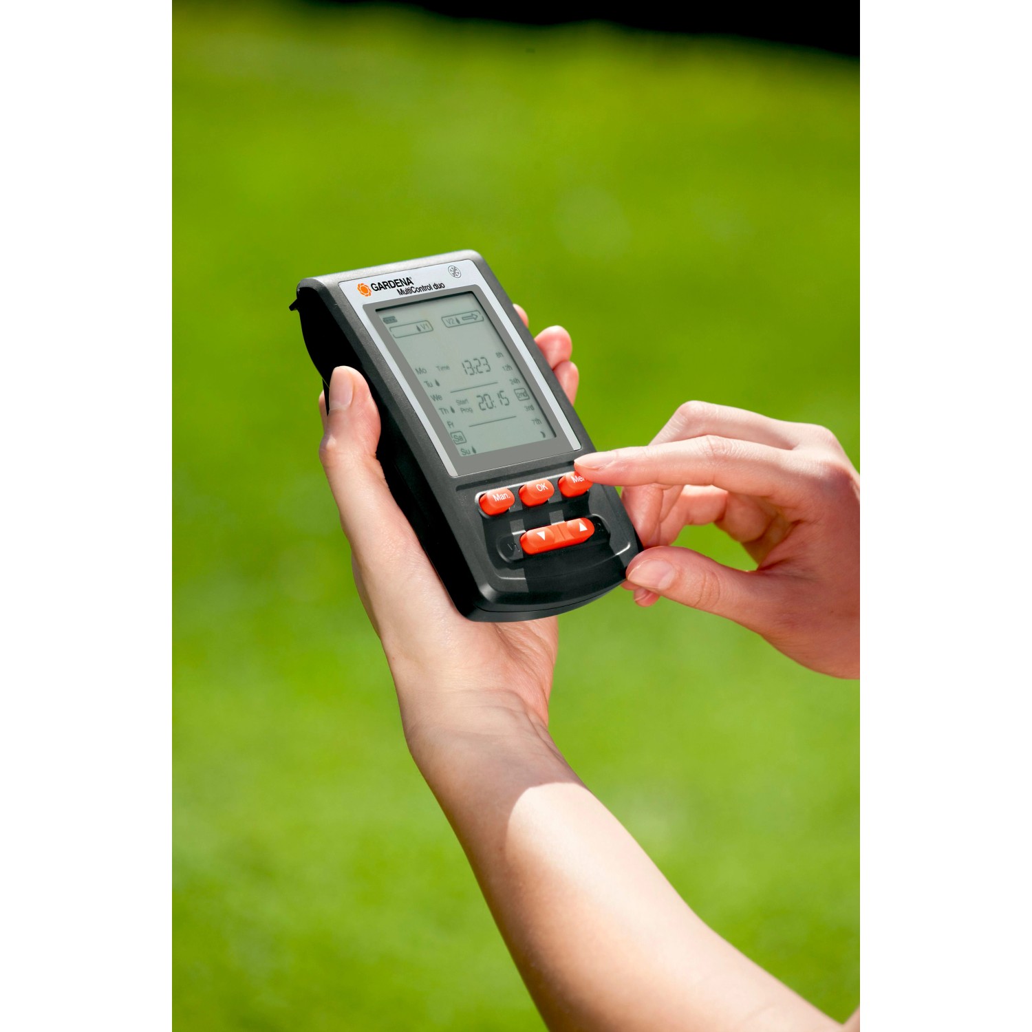 Gardena MultiControl duo Bewässerungscomputer in der Hand, zur Steuerung der Gartenbewässerung.