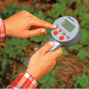 Gardena Programmiereinheit für Bewässerungscomputer in der Hand, zur Steuerung der Gartenbewässerung.