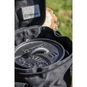 Schwarze Petromax Transporttasche ft1 mit Feuertopf und Zubehörfach für Grillutensilien.