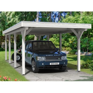 Weißer Skan Holz Carport Spessart mit Auto. Einzelcarport mit Flachdach und Regenrinne.