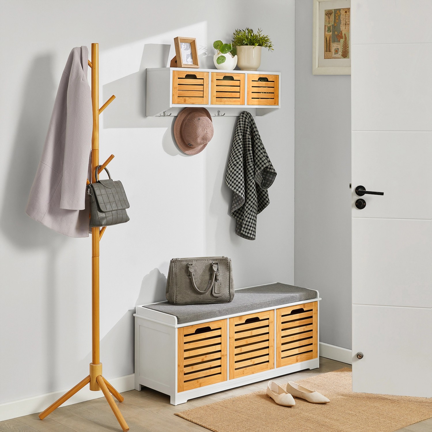 SoBuy Wandgarderobe FHK19-WN mit Körben und Haken im Flur.