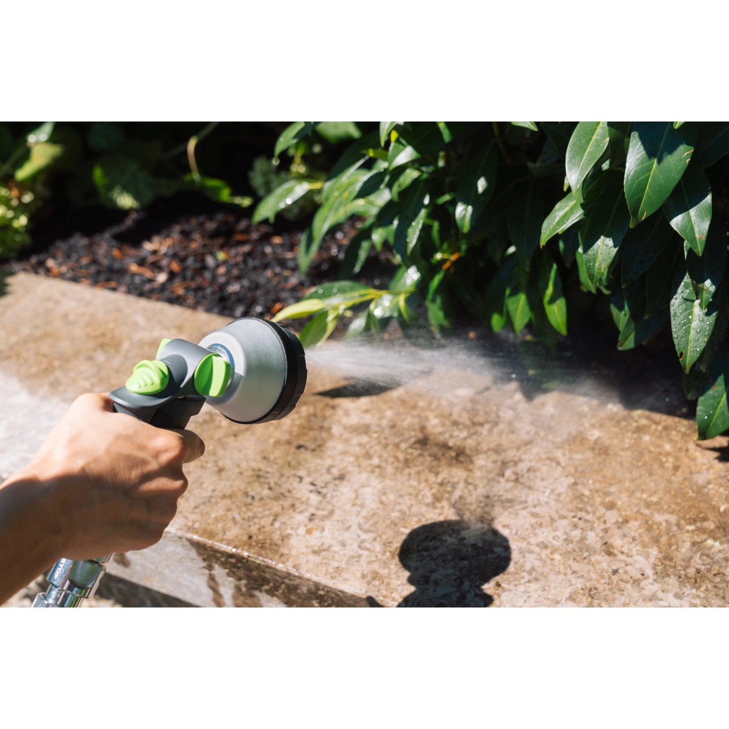 Graue Geka Multibrause Plus 3S in Aktion beim Bewässern im Garten.