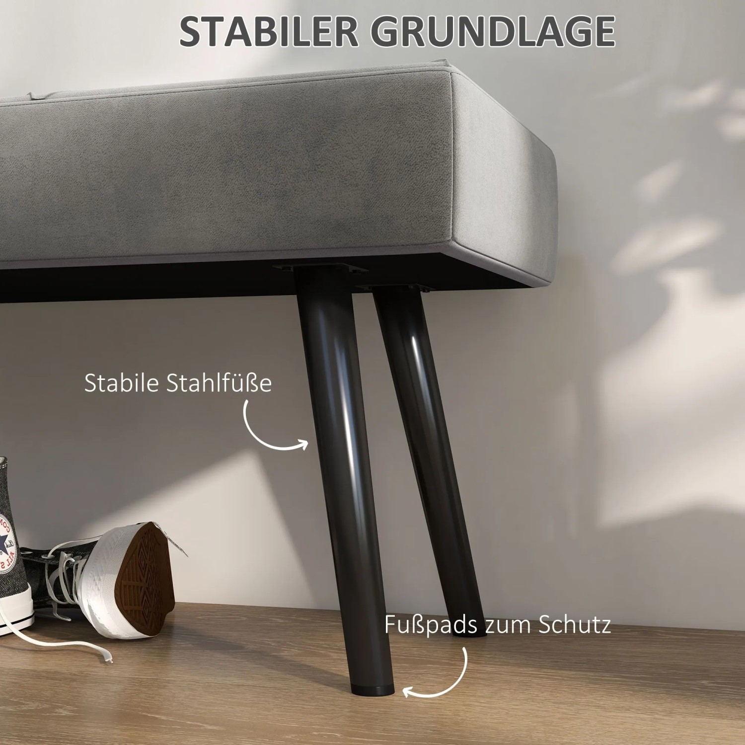 Graue HOMCOM Polsterbank in Samtoptik mit schwarzen Stahlbeinen und Fußpads, ideal als Schuhbank.