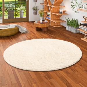 Runder, creme-farbener Snapstyle Hochflor Teppich Milano, 133x133cm, im Wohnraum.