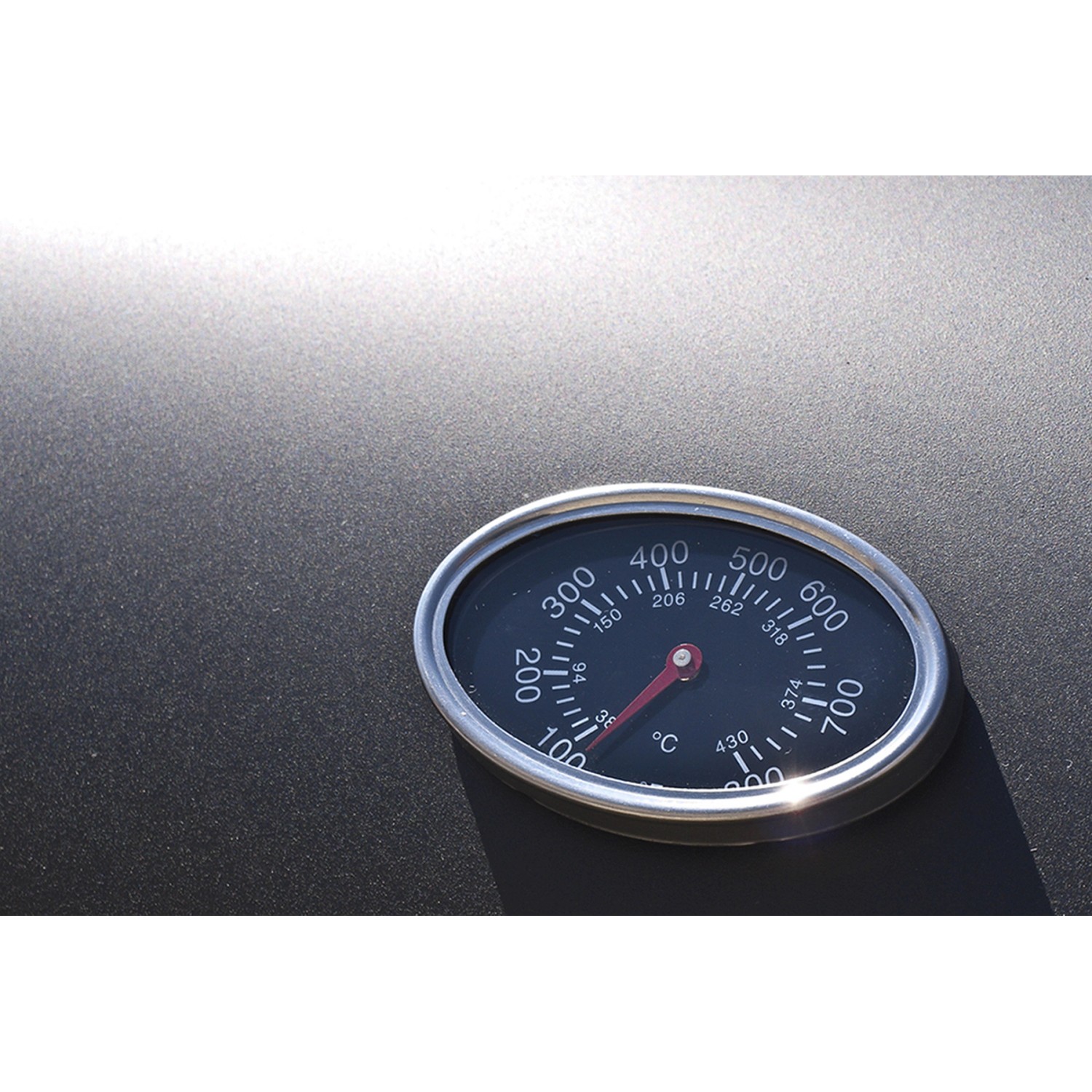 Detailaufnahme des Deckelthermometers vom El Fuego Dakota Holzkohlegrill Smoker.