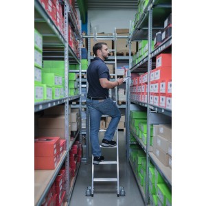 Fahrbare PROREGAL Stufen-Regalleiter mit 11 Stufen im Einsatz im Lager.