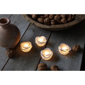 4 weiße LED Deko Rosen aus Kunststoff, stimmungsvolle Tischdeko mit Timer.