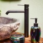 baliv Dark Wonder Seifenspender mit Flip-Flop-Effekt im Badezimmer.
