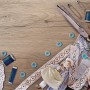 d-c-fix Klebefolie Sanremo Eiche Sand mit Nähzubehör auf Holztisch, DIY-Deko.